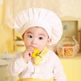 Шесть способов занять малыша на кухне